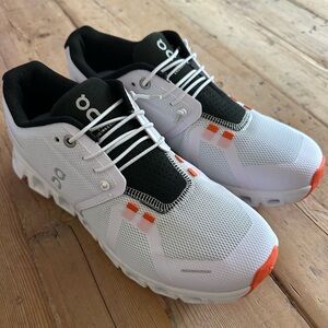 Brand new - On Clouds (white) Men’s 7, women’s 9